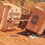 Caminhão tomba na zona rural de Barro Alto e motorista é resgatado com ferimentos