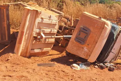 Caminhão tomba na zona rural de Barro Alto e motorista é resgatado com ferimentos