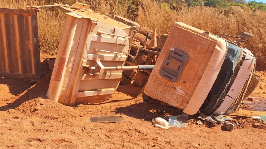 Caminhão tomba na zona rural de Barro Alto e motorista é resgatado com ferimentos