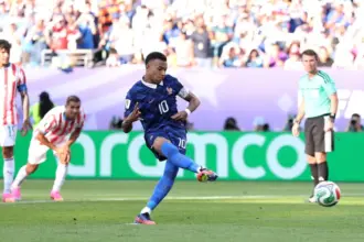 De pênalti, França vence retranca do Paraguai e se classifica na Copa