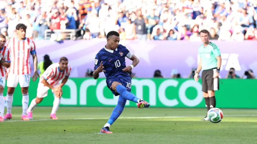 De pênalti, França vence retranca do Paraguai e se classifica na Copa