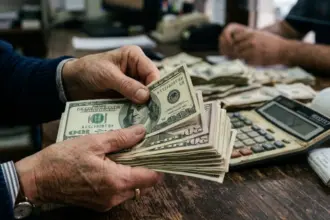 Dólar fecha estável, mas acumula queda de 1,82% em julho