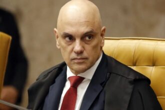 Moraes suspende visitas de Flávio a Bolsonaro na prisão domiciliar