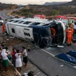 Ônibus com romeiros tomba no Ceará e provoca morte de duas pessoas