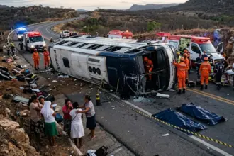 Ônibus com romeiros tomba no Ceará e provoca morte de duas pessoas