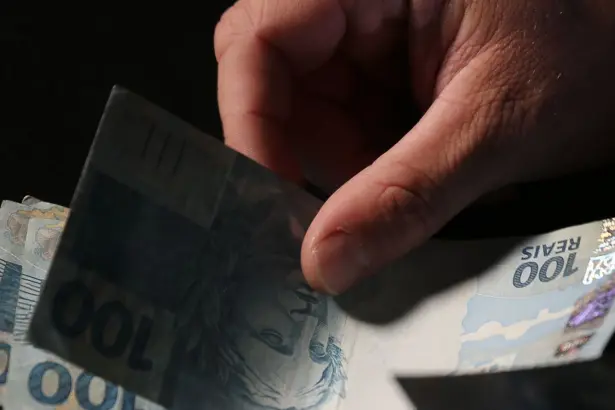 Trabalhadores nascidos em setembro e outubro recebem abono salarial nesta quarta