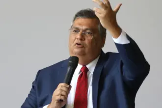 Dino bloqueia R$ 119 milhões de Valdemar por suspeitas em emendas