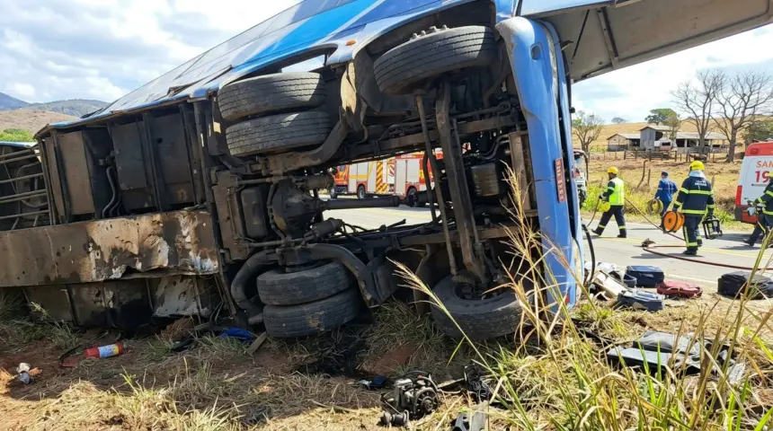 Acidente grave na GO-110 em Luziânia resulta em oito mortes Acidente grave na GO-110 em Luziânia resulta em oito mortes