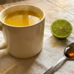 Benefícios do chá de gengibre com cúrcuma e limão para a imunidade e articulações