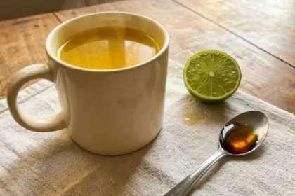 Benefícios do chá de gengibre com cúrcuma e limão para a imunidade e articulações