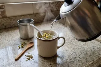Benefícios do chá de camomila com erva-doce para a digestão e alívio do estufamento