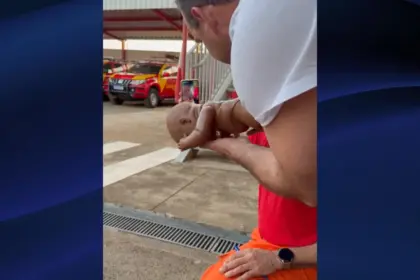 Bombeiros orientam mãe por videochamada durante engasgamento de bebê em Goianésia