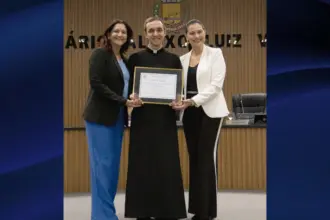 Câmara de Goianésia homenageia padres com moções de aplauso em sessão especial pelo Dia do Padre