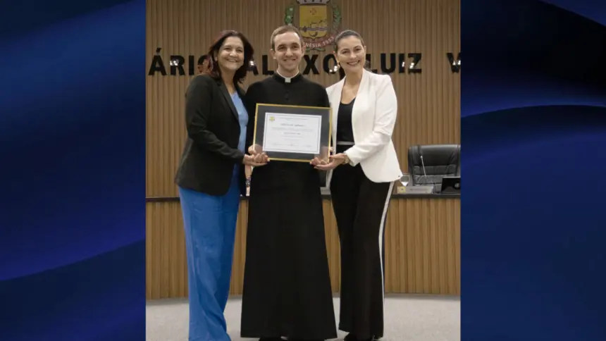 Câmara de Goianésia homenageia padres com moções de aplauso em sessão especial pelo Dia do Padre Câmara de Goianésia homenageia padres com moções de aplauso em sessão especial pelo Dia do Padre