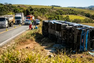 Caminhão estava a 120 km/h em acidente com ônibus na GO-010 que resultou em oito mortes