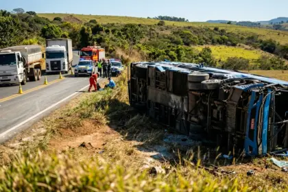 Caminhão estava a 120 km/h em acidente com ônibus na GO-010 que resultou em oito mortes