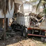 Caminhão perde freios e causa morte de duas pessoas em salão paroquial de Crixás