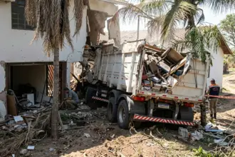 Caminhão perde freios e causa morte de duas pessoas em salão paroquial de Crixás