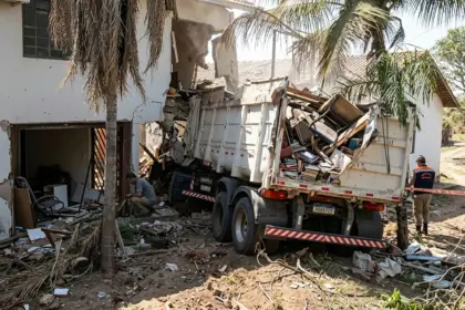 Caminhão perde freios e causa morte de duas pessoas em salão paroquial de Crixás