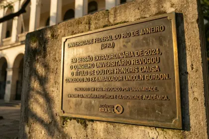 Conselho da UFRJ retira título de Doutor Honoris Causa do ex-embaixador Lincoln Gordon