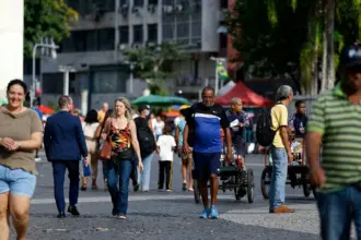 Crescimento populacional brasileiro desacelera e atinge 0,37% em 2026