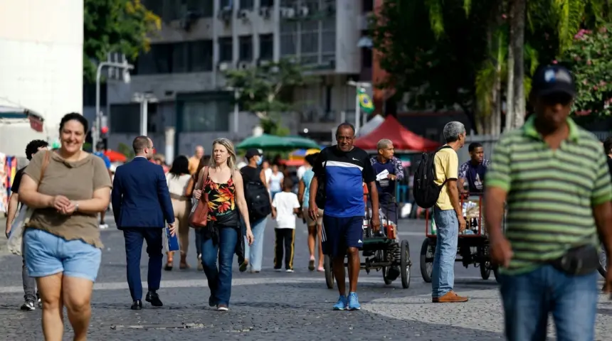 Crescimento populacional brasileiro desacelera e atinge 0,37% em 2026 Crescimento populacional brasileiro desacelera e atinge 0,37% em 2026