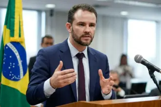 Dario Durigan nega inércia do governo federal diante da crise no Banco de Brasília