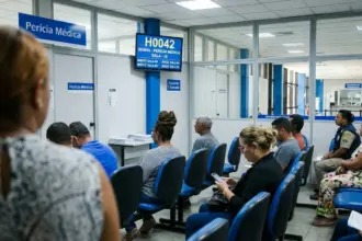 Fila do INSS atinge menor nível histórico com 1,2 milhão de pedidos pendentes