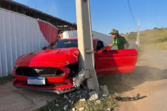 Influenciador tem Mustang destruído após amigo perder controle em teste de potência