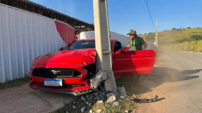 Influenciador tem Mustang destruído após amigo perder controle em teste de potência Influenciador tem Mustang destruído após amigo perder controle em teste de potência