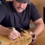 Jorge doa violões autografados para leilão em prol do Hospital Araújo Jorge