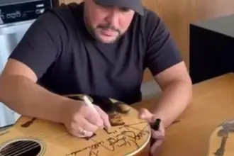 Jorge doa violões autografados para leilão em prol do Hospital Araújo Jorge