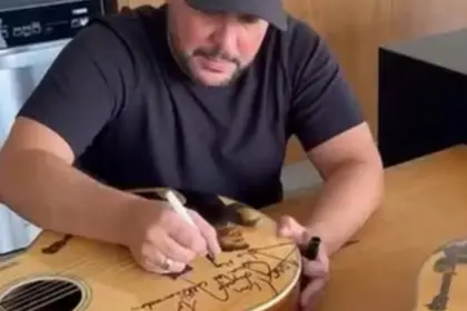 Jorge doa violões autografados para leilão em prol do Hospital Araújo Jorge
