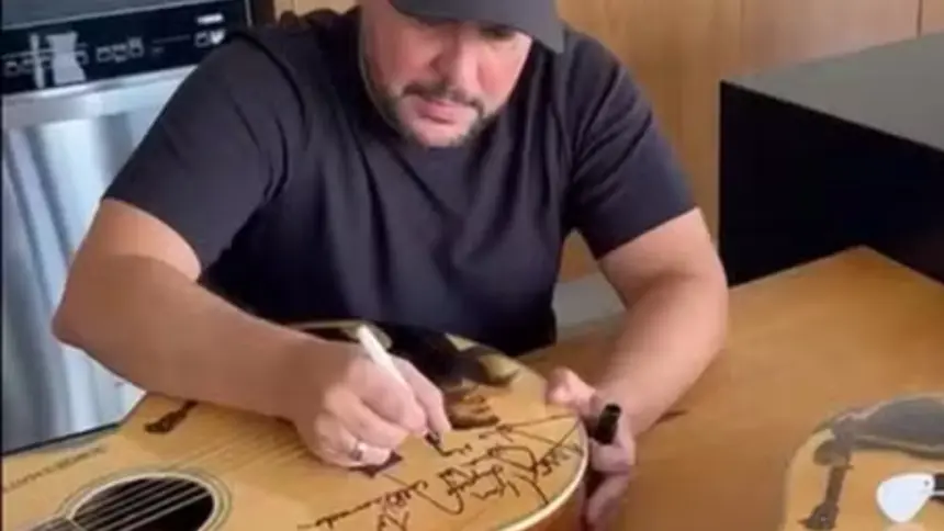 Jorge doa violões autografados para leilão em prol do Hospital Araújo Jorge