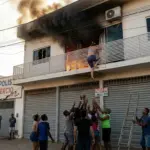 Mulher salta de sacada em Anápolis para escapar de incêndio provocado por descarga elétrica