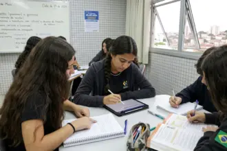 Programa Pé-de-meia libera parcela para estudantes nascidos em março e abril