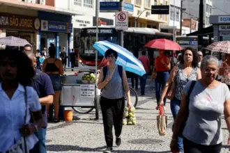 Salário mínimo deve alcançar R$ 1.741 em 2027 com ganho real