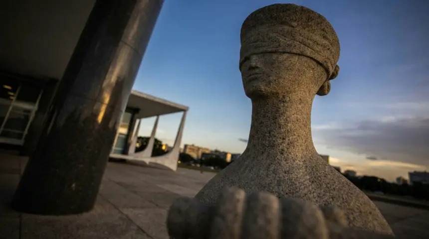 STF determina suspensão de pagamentos e devolução de verbas extras a magistrados STF determina suspensão de pagamentos e devolução de verbas extras a magistrados