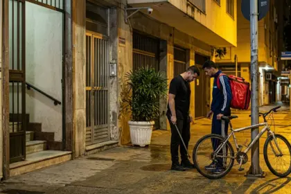 Tribunal nega liberdade a entregadores acusados de homicídio qualificado contra ciclista