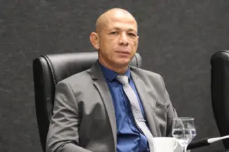 Vereador SGT Santos pede conclusão de asfalto e reforma de praça no Barreiro