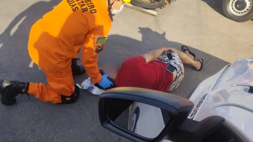 Motociclista fica ferido após acidente com carro no Bairro Carrilho, em Goianésia Motociclista fica ferido após acidente com carro no Bairro Carrilho, em Goianésia