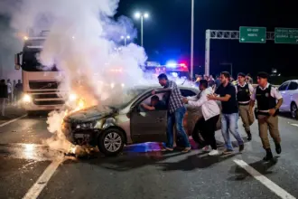 Acidente na Go-020 termina em morte após tentativa de resgate em veículo em chamas