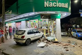 Carro perde controle e destrói fachada de farmácia em Anápolis