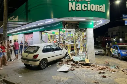 Carro perde controle e destrói fachada de farmácia em Anápolis