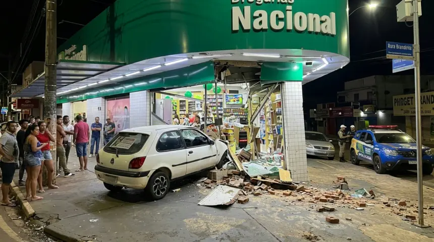 Carro perde controle e destrói fachada de farmácia em Anápolis Carro perde controle e destrói fachada de farmácia em Anápolis
