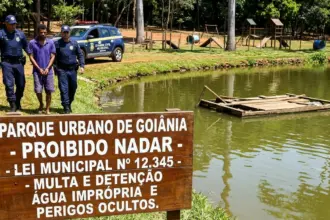 Homem é detido pela Guarda Civil após nadar em lago proibido em Goiânia