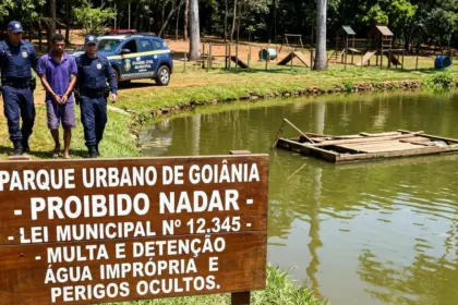 Homem é detido pela Guarda Civil após nadar em lago proibido em Goiânia