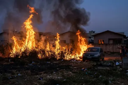 Incêndio em terreno baldio de Anápolis gera pânico entre moradores