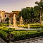 Jardim do Palácio das Esmeraldas preserva traços do paisagismo francês em Goiânia