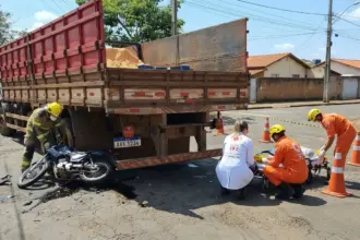 Jovem de 20 anos morre em acidente envolvendo motocicleta e caminhão em Anápolis
